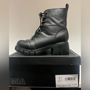 MIA TAUREN lug sole boot size 11 black with box.